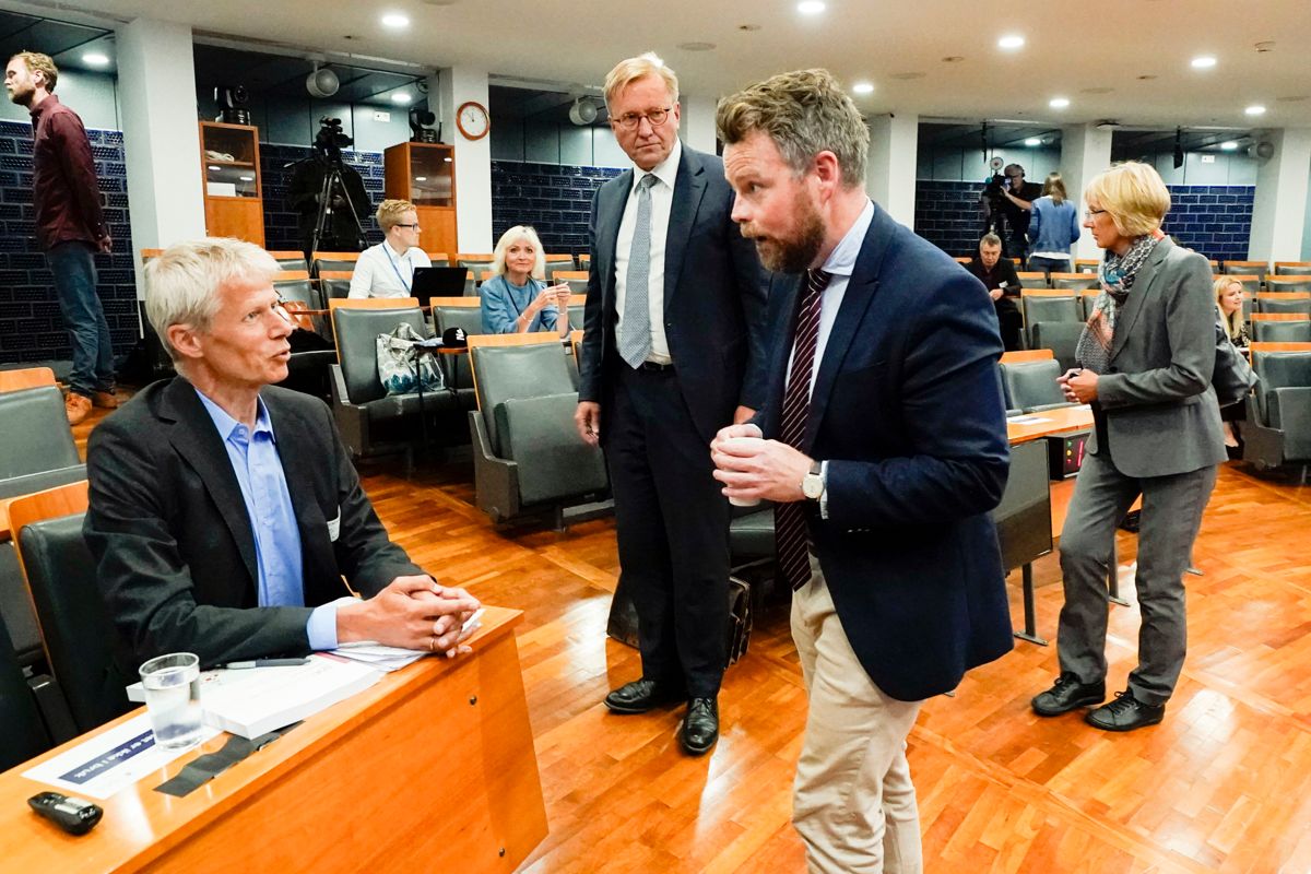 Granskingsutvalgets leder Finn Arnesen, arbeids- og sosialminister Torbjørn Røe Isaksen og NAV-direktør Hans Christian Holte under pressekonferansen der rapporten etter NAV-skandalen ble presentert.