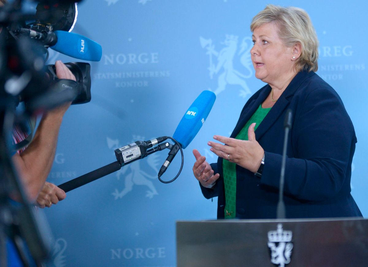 Statsminister Erna Solberg er bekymret for økt koronasmitte.