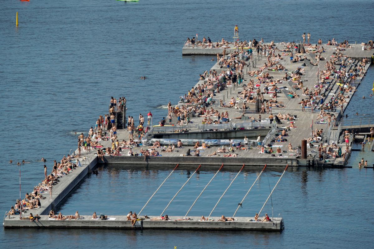 Sørenga sjøbad i Oslo søndag ettermiddag, koronarestriksjoner er på plass for de besøkende badegjester. Farsunds ordfører peker likevel på at Oslo ville kvalifisert til rød status på FHIs liste over karanteneland.