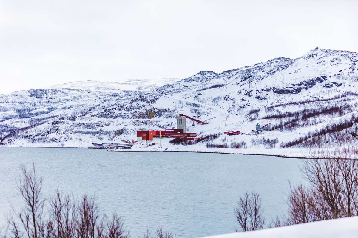 Selskapet Nussir ASA har fått driftskonsesjon for en kobbergruve ved Repparfjorden i Finnmark. Masser fra gruvedriften vil bli tømt i et sjødeponi i Repparfjorden.  Anlegget på bildene er Folldal Verk i Repparfjord.