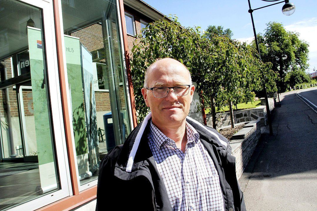 Kommuneoverlege Ole Johan Bakke i Holmestrand har ingen ting imot å jobbe 18 timer i døgnet når det er nødvendig for å følge opp smittede og nærkontakter.