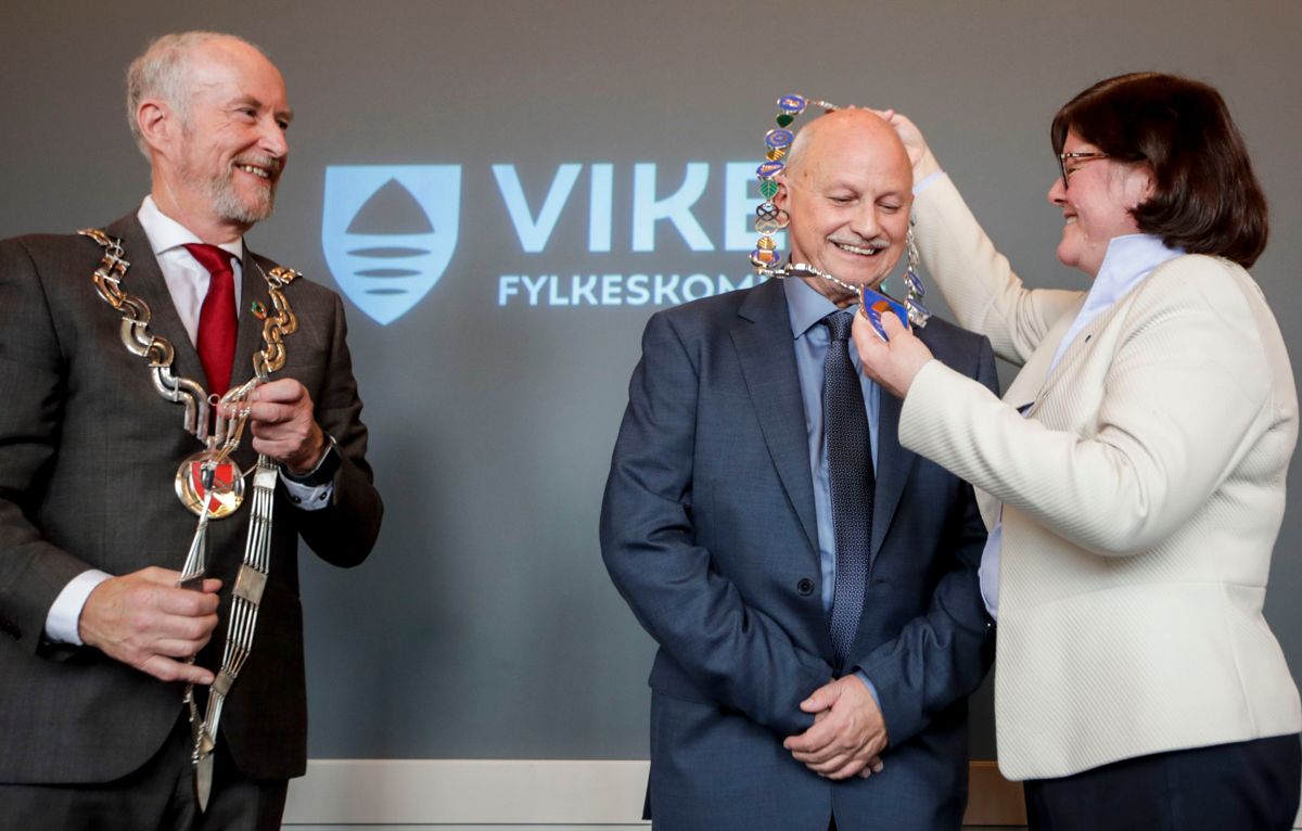 Roger Ryberg ble ordfører i det nye storfylket Viken. På det første konstituerende møte i fylkestinget for Viken fylkeskommune fikk han ordførerkjede av de tidligere fylkesordførerne i Akershus, Anette M. Solli, og Ole Haabet (Ap) i Østfold.