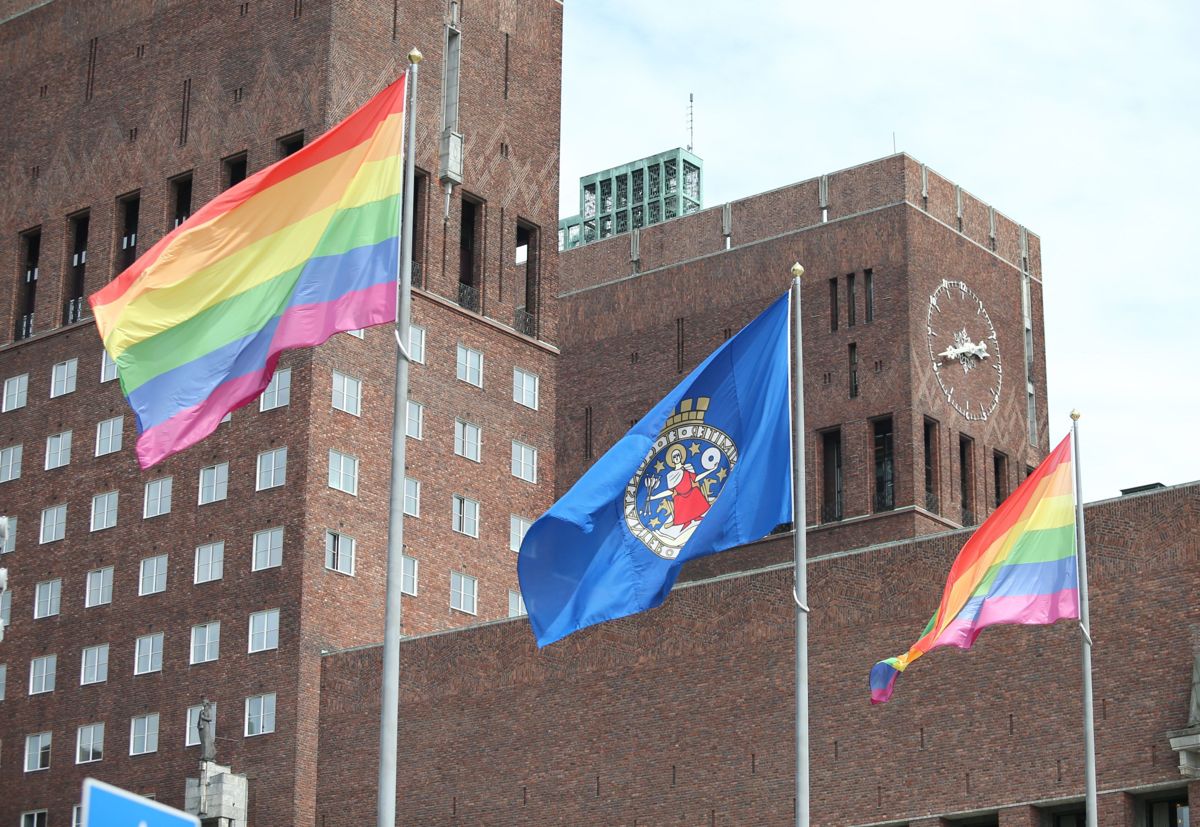 Forslaget om å flagge med andre flagg enn det norske fra rådhus har vakt protester. Her vaier regnbueflagget på Rådhusplassen i anledning Oslo Pride.