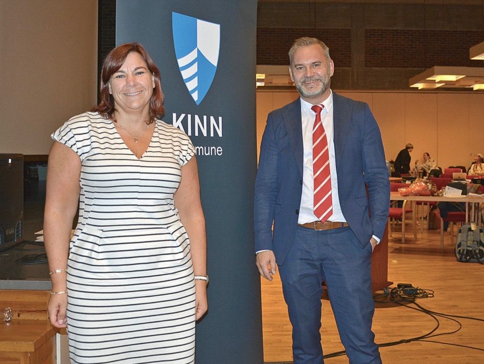 Fra den gangen da alt fortsatt fra fryd og gammen: Varaordfører Sidsel Kongsvik (Sp) og ordfører Ola Teigen (Ap) foran kommunevåpenet til nydannede Kinn kommune like før årsskiftet.