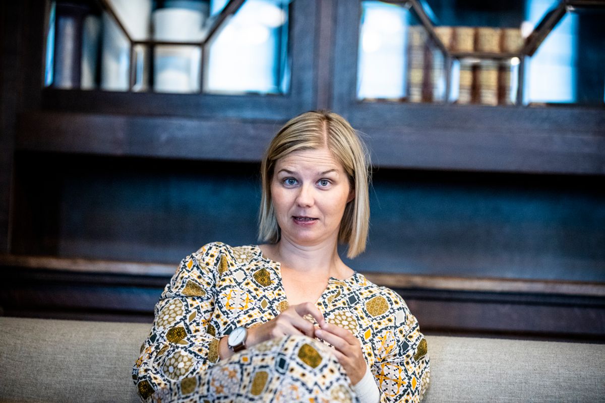 Kunnskapsminister Guri Melby (V) utsetter nytt prøveopplegg i skolen.