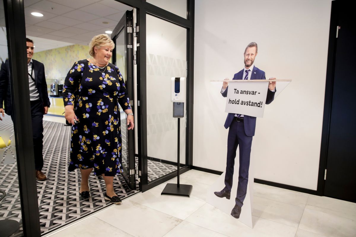 Statsminister Erna Solberg (H) møter helseminister Bent Høie (H) i pappfigur under Høyres landsmøte på Gardermoen.