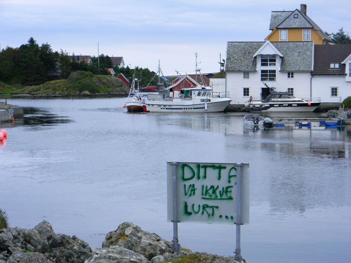 Aksjonsgruppe vil løyse opp Vestland fylke. Kommentaren «Ditta va ikkje lurt» i Værlandet i Askvoll kommune i gamle Sogn og Fjordane er kanskje ein kommentar til fylkessammenslåinga?