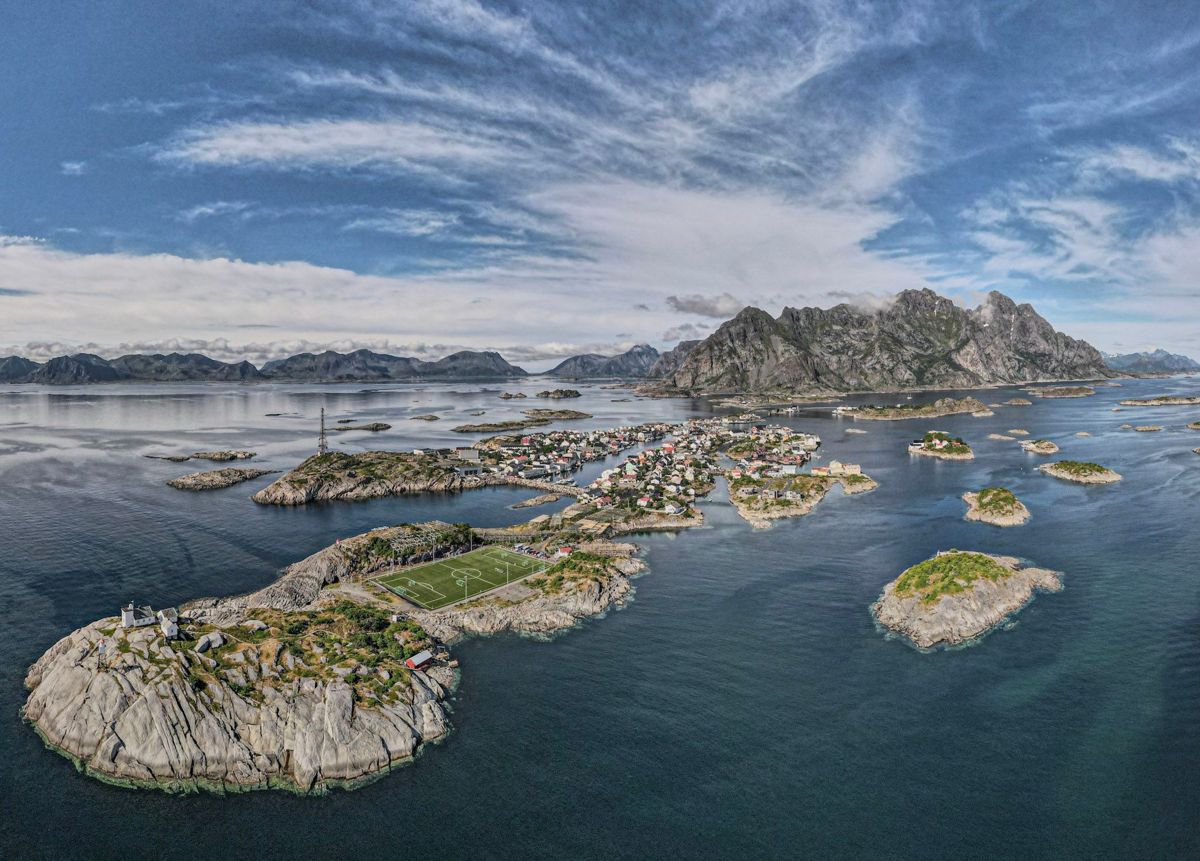 «Henningsvær kan markere seg som en attraktiv destinasjon med ramsalte fiskemiljø, særegen natur og kulturopplevelser», mener juryen som skal avgjøre hva som blir landets mest attraktive sted.