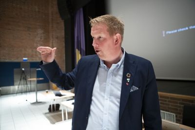 Ordfører Amund Hellesø (Ap) og Nærøysund kommune skal behandle innbyggerforslag i mai. Dersom det blir folkeavstemning, og de skulle velge oppløsning, rekker de ikke kommunevalget i 2023.