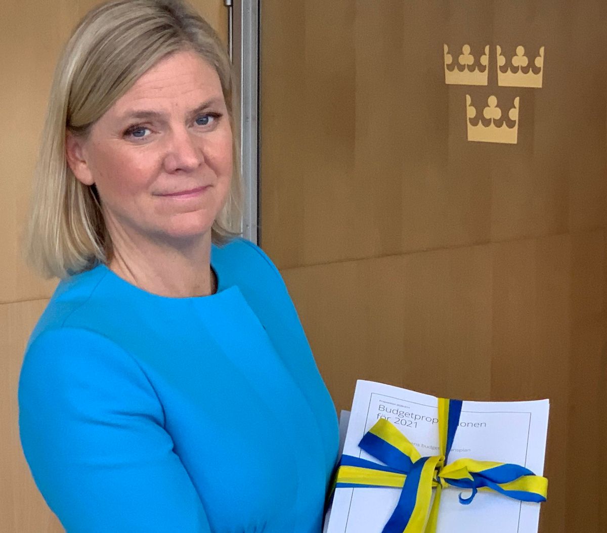 Finansminister Margareta Andersson kom til Riksdagen mandag ettermiddag med mange titalls korona-milliarder i dokumentbunken som utgjør Sveriges statsbudsjett for 2021.