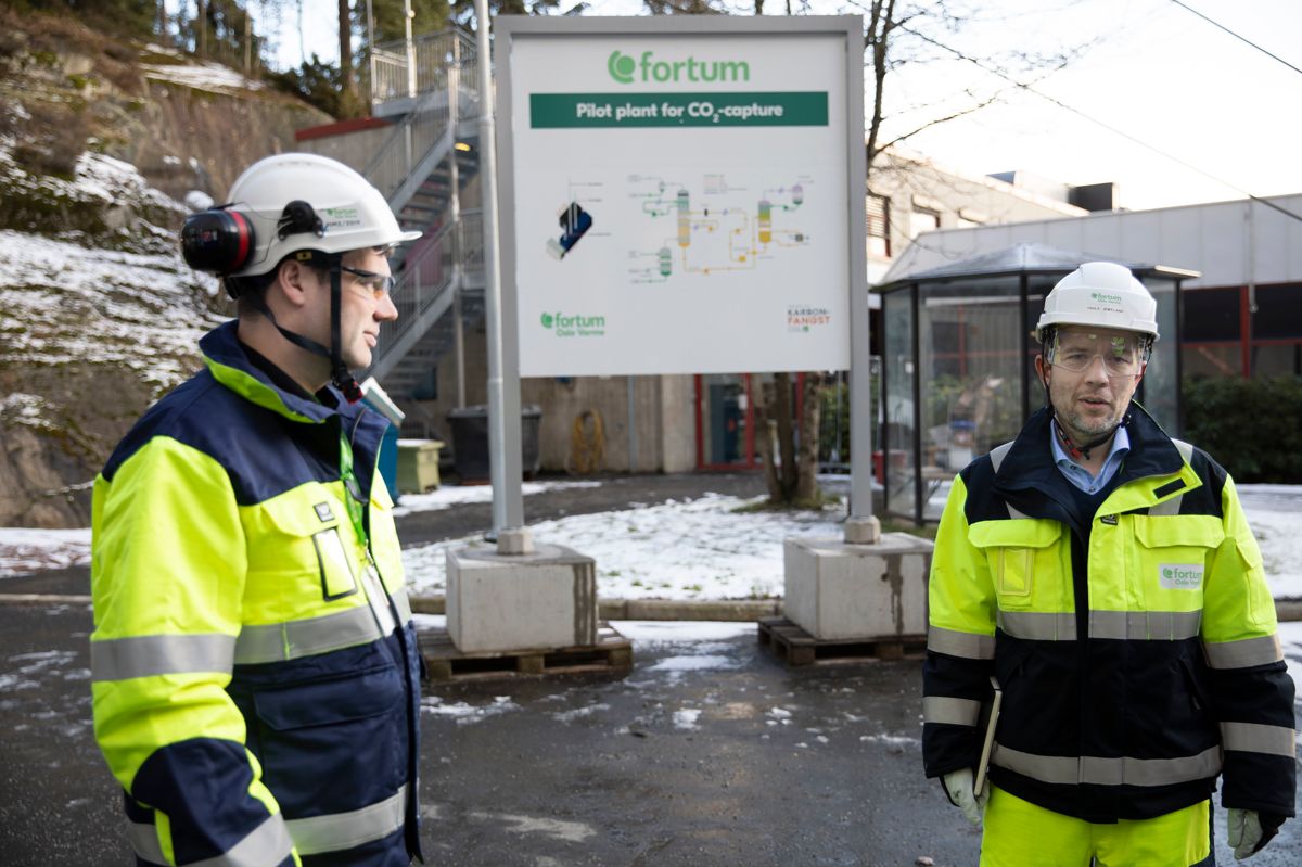 Prosessingeniør Marius Tednes (t.v.) og kommunikasjonssjef Truls Jemtland i Fortum Oslo Varme ved et pilotanlegg for CO2-fangst ved avfallsforbrenningsanlegget i Oslo. Her har de testet ut teknologien og vist at de klarer å fjerne CO₂ fra røyken fra avfallsforbrenning.