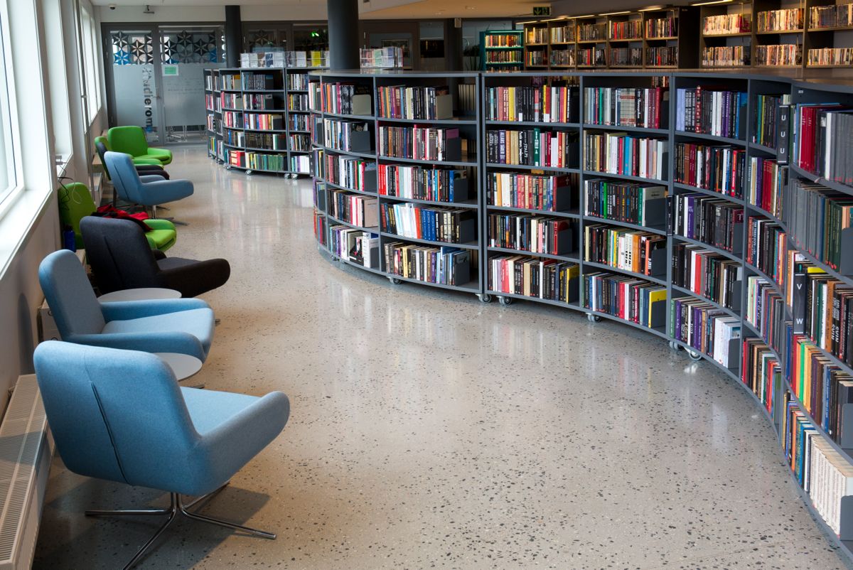 Mange av de større byene i Nordland har satset på nye biblioteklokaler de seneste årene. Felles for dem, uansett størrelse, er at de har en rolle som sentral bidragsyter i den lokale kulturen, skriver Kirsti Saxi. Bildet er fra Narvik bibliotek.