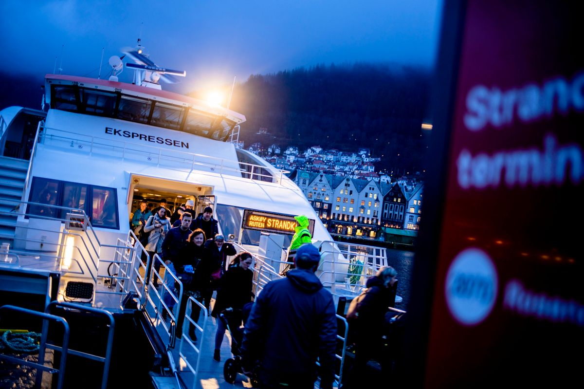 Hurtigbåtene, som denne ved Strandkaien i Bergen, slipper ut mer CO₂ enn fly per passasjer per kilometer. Senest i 2024 skal hybride løsninger tas i bruk for å kutte utslippene på de lengste strekningene, krever politikerne i Vestland.