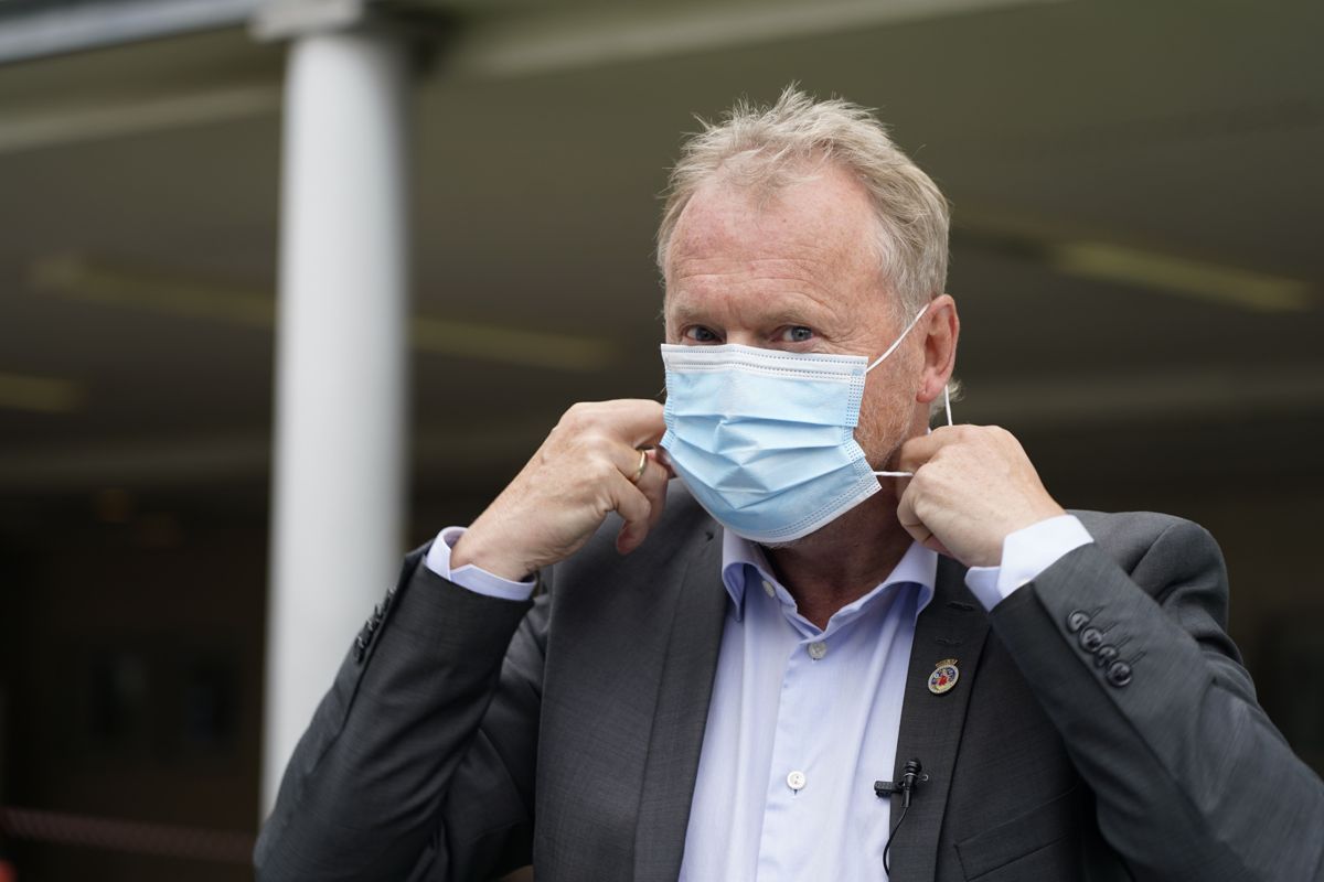 Byrådsleder Raymond Johansen og Oslo kommune skjerper kravet om bruk av munnbind i kollektivtransporten i hovedstaden.
