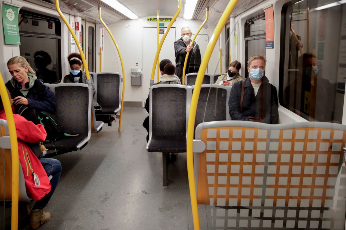 Oslo har innført påbud om munnbind i kollektivtrafikken når det ikke er mulig å holde én meters avstand. Nå følger flere nabokommuner etter.