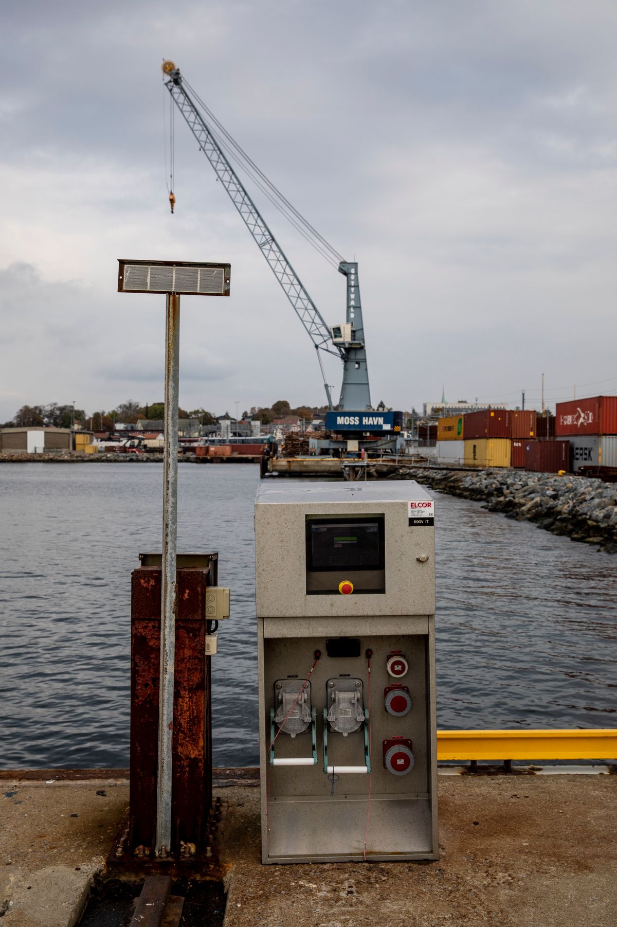 Fra denne boksen på konteinerhavna i Moss Havn kan lastebåtene koble seg til landstrøm mens de ligger til kai. Anlegget sto klart i november 2019, men er ennå ikke blitt brukt.