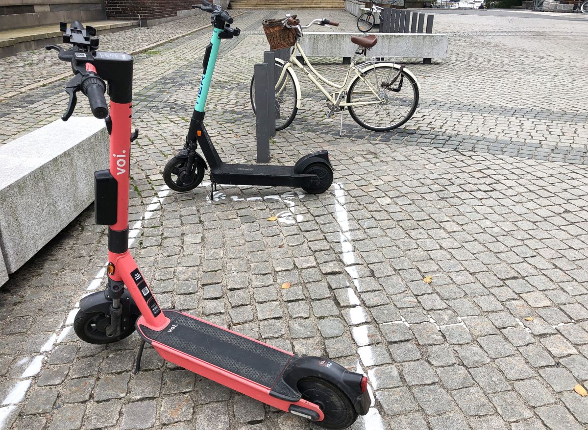Nå skal det koste penger å parkere sparkesykler på kommunal grunn i Oslo.