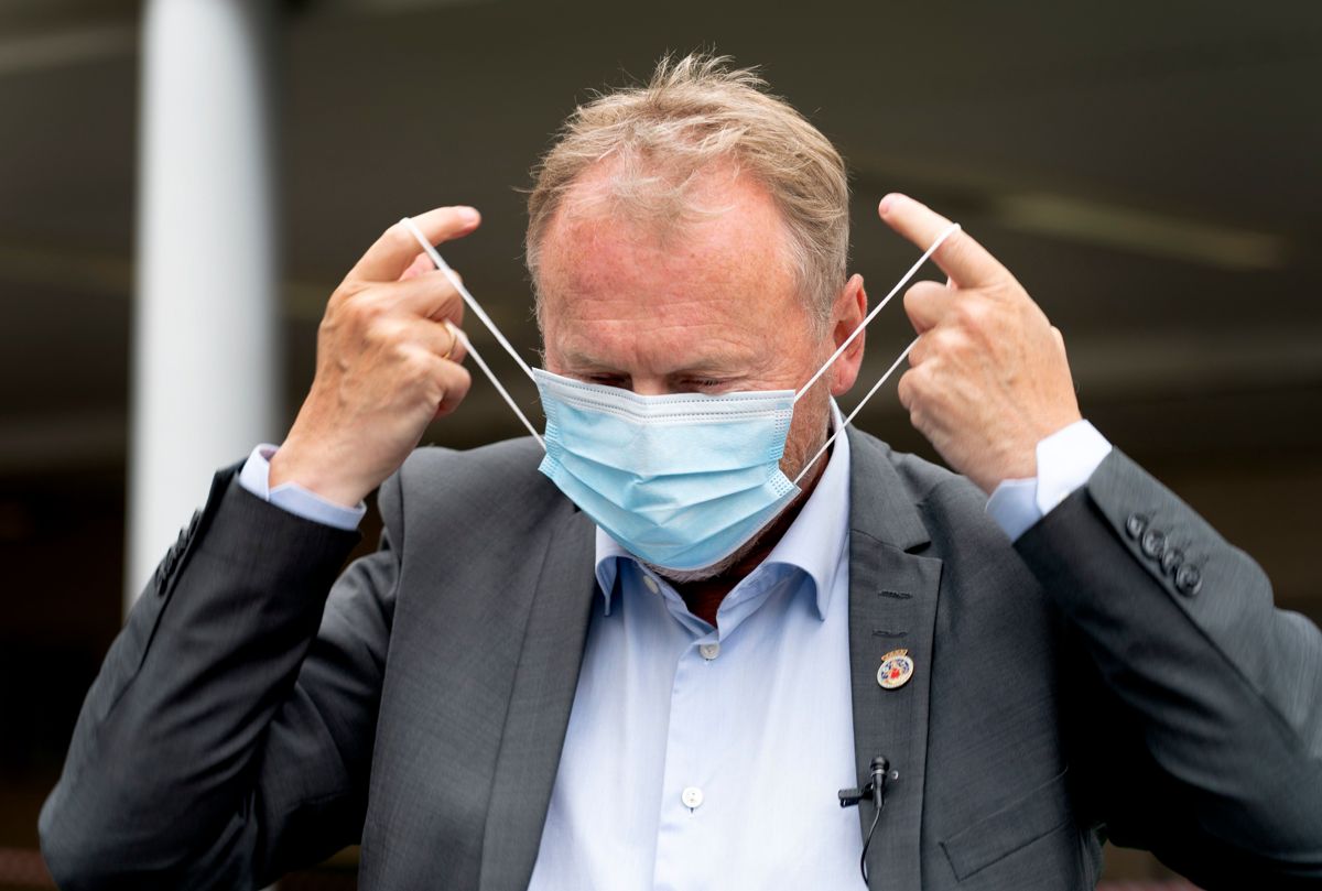 Helsedirektoratet anbefaler lokale munnbindpåbud hvis smittesituasjonen krever det. Her er det byrådsleder Raymond Johansen som tar på seg munnbind under et besøk på teststasjonen utenfor Aker legevakt i Oslo.
