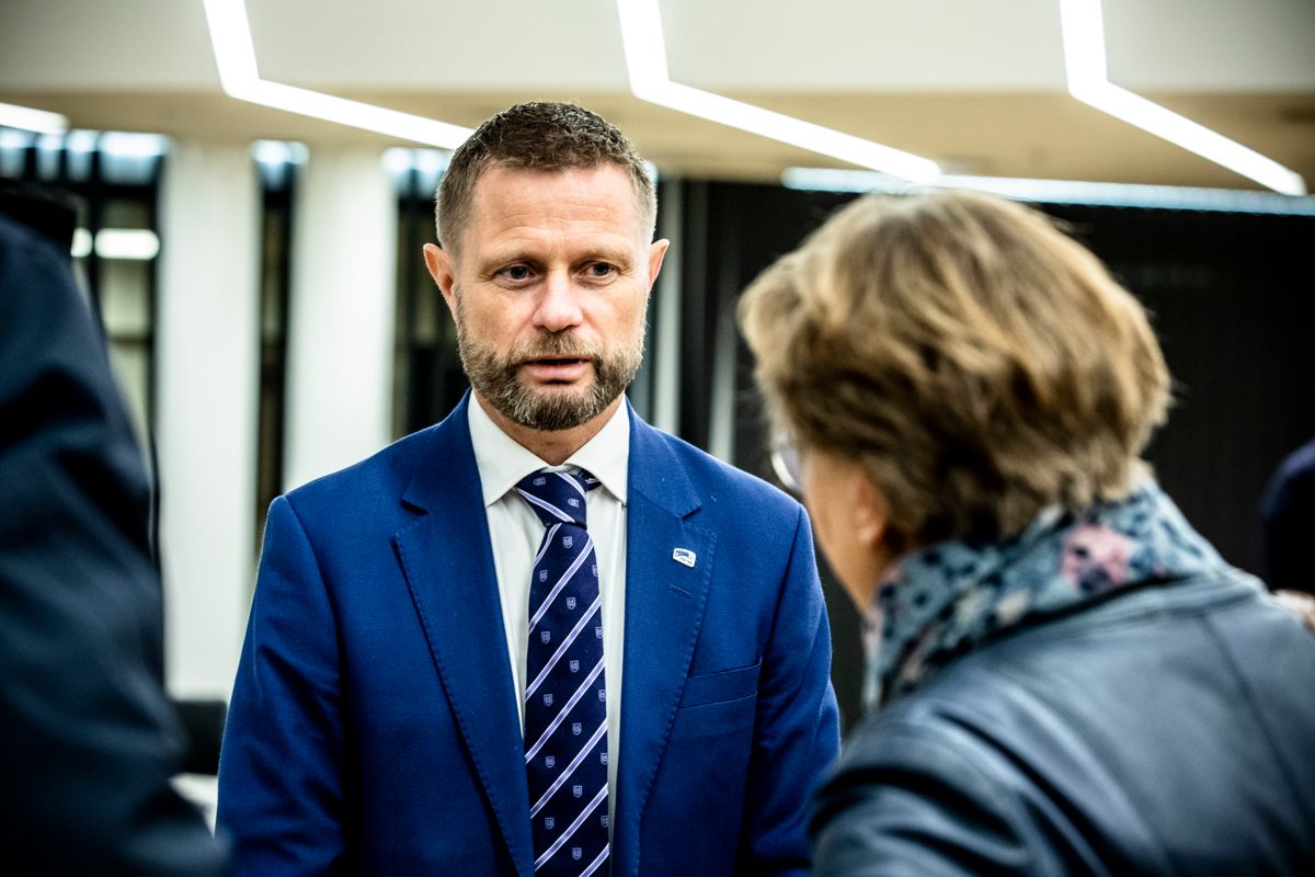 Helseminister Bent Høie sier det er på tide på bytte ut straff med hjelp.