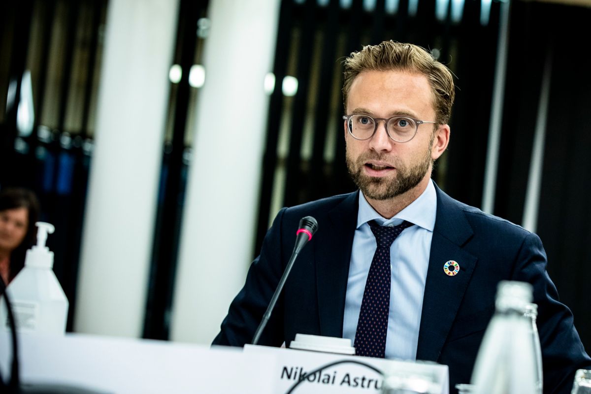 Kommunalminister Nikolai Astrup (H) vil tilpasse IKS-loven til den nye digitale hverdagen.