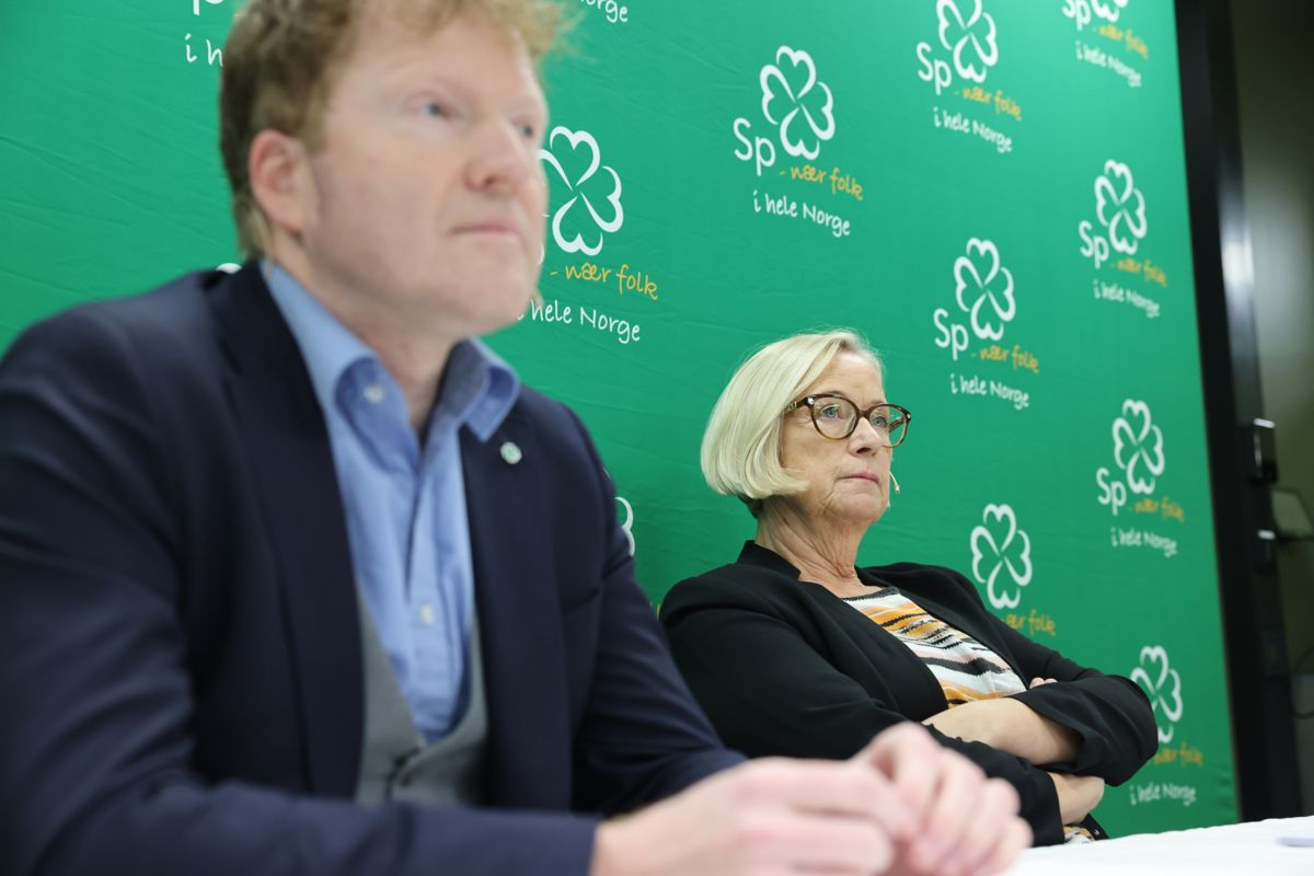 Sigbjørn Gjelsvik og Marit Arnstad la fram Senterpartiets nye prinsipp- og handlingsprogram torsdag.