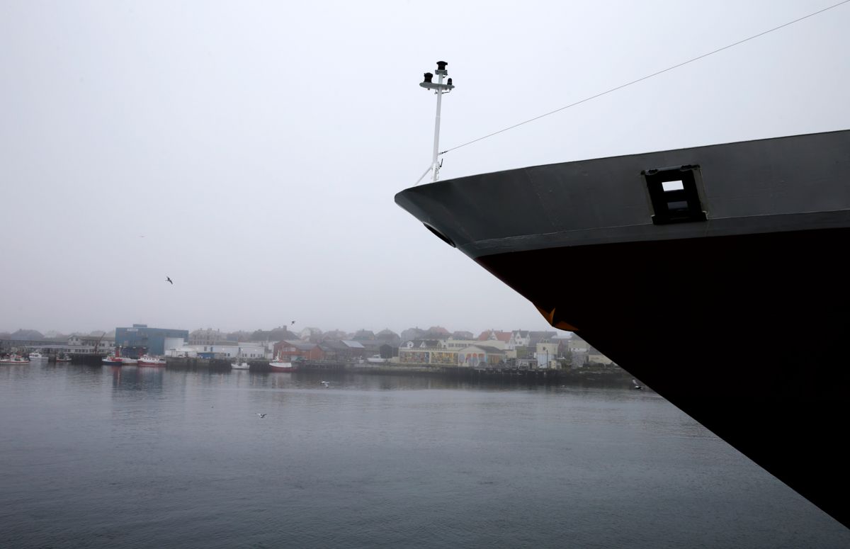 Vi har forståelse for at Hurtigruten ikke kan gå i ordinær rutefart i dagens situasjon, men det kan ikke være slik at lokalsamfunn langs kysten skal ta hele støyten, skriver lederne i Norske Havner.