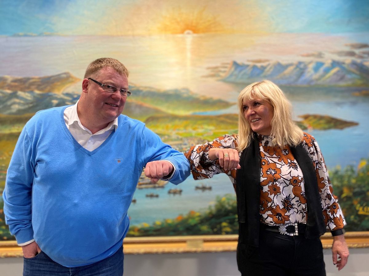 Kommunedirektør Hugo Thode Hansen og ordfører Kari-Anne Opsal gjør en koronavennlig hilsen for å markere at Hansen har valgt å fortsette som toppleder i Harstad.