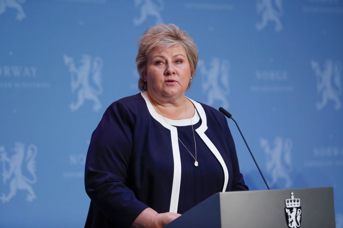 Statsminister Erna Solberg varsler nasjonale innstramminger under en pressekonferanse om koronasituasjonen fredag.