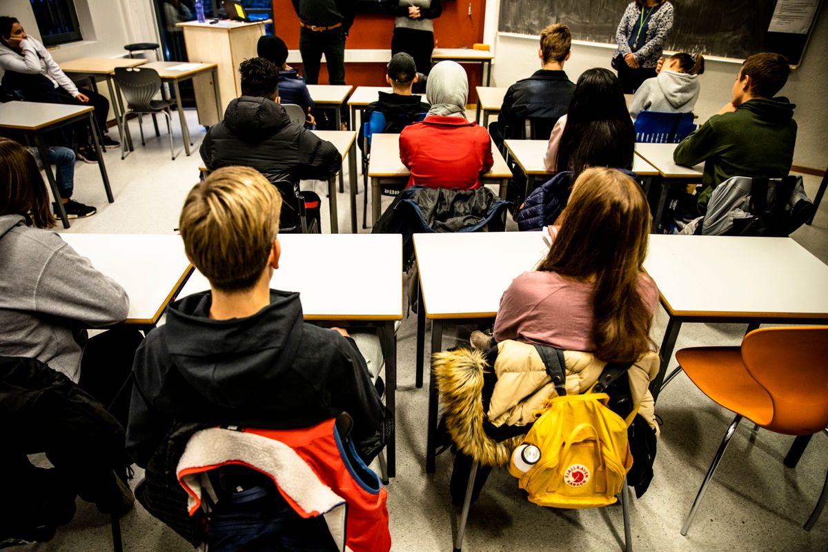 Helsedirektoratet vurderer å anbefale munnbind på skolene. Her fra Fjellsrud skole i Lørenskog kommune, der det allerede er påbudt å bruke munnbind innendørs på alle offentlige steder. Skolene er unntatt.