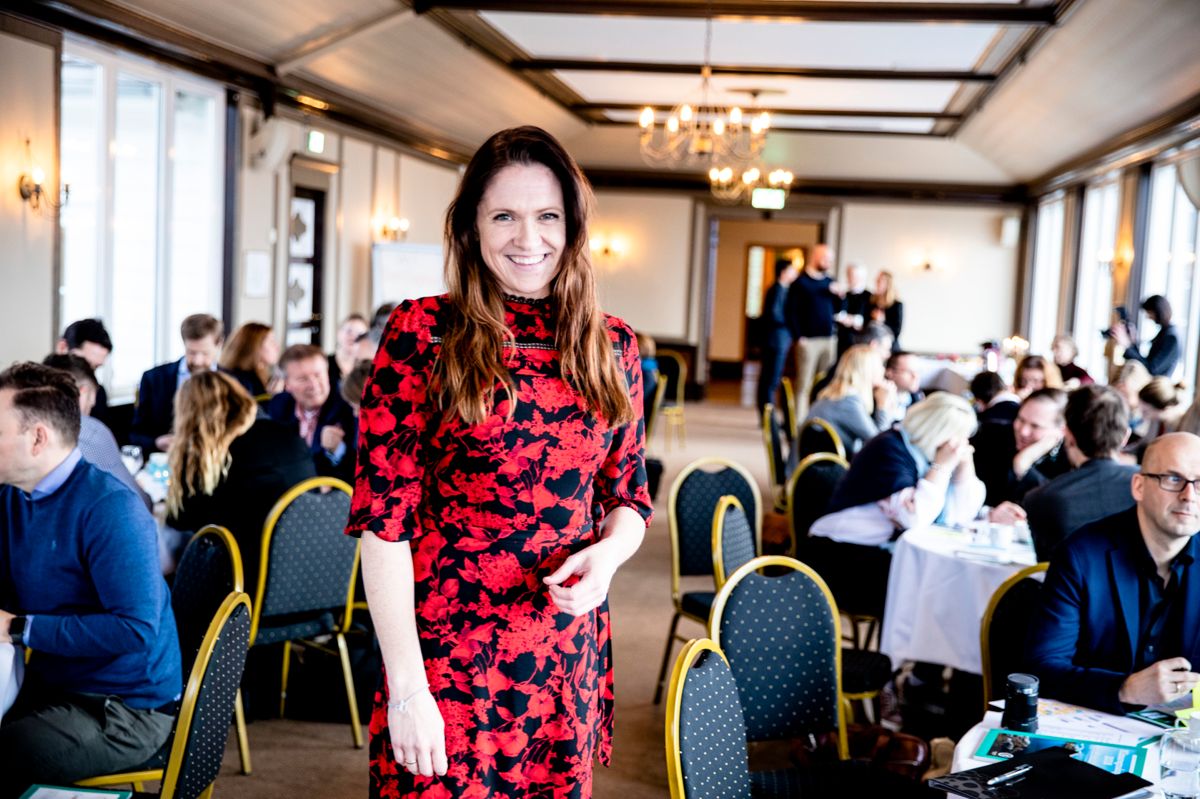 Leder Helene Frihammer i Klimapartnere Vestland ber klima- og miljøminister Sveinung Rotevatn (V) stille krav om at alle større virksomheter må levere årlige klimaregnskap, på lik linje med et økonomisk regnskap. Bildet er tatt på et toppledermøte for Klimapartnere Vestland i Bergen januar.