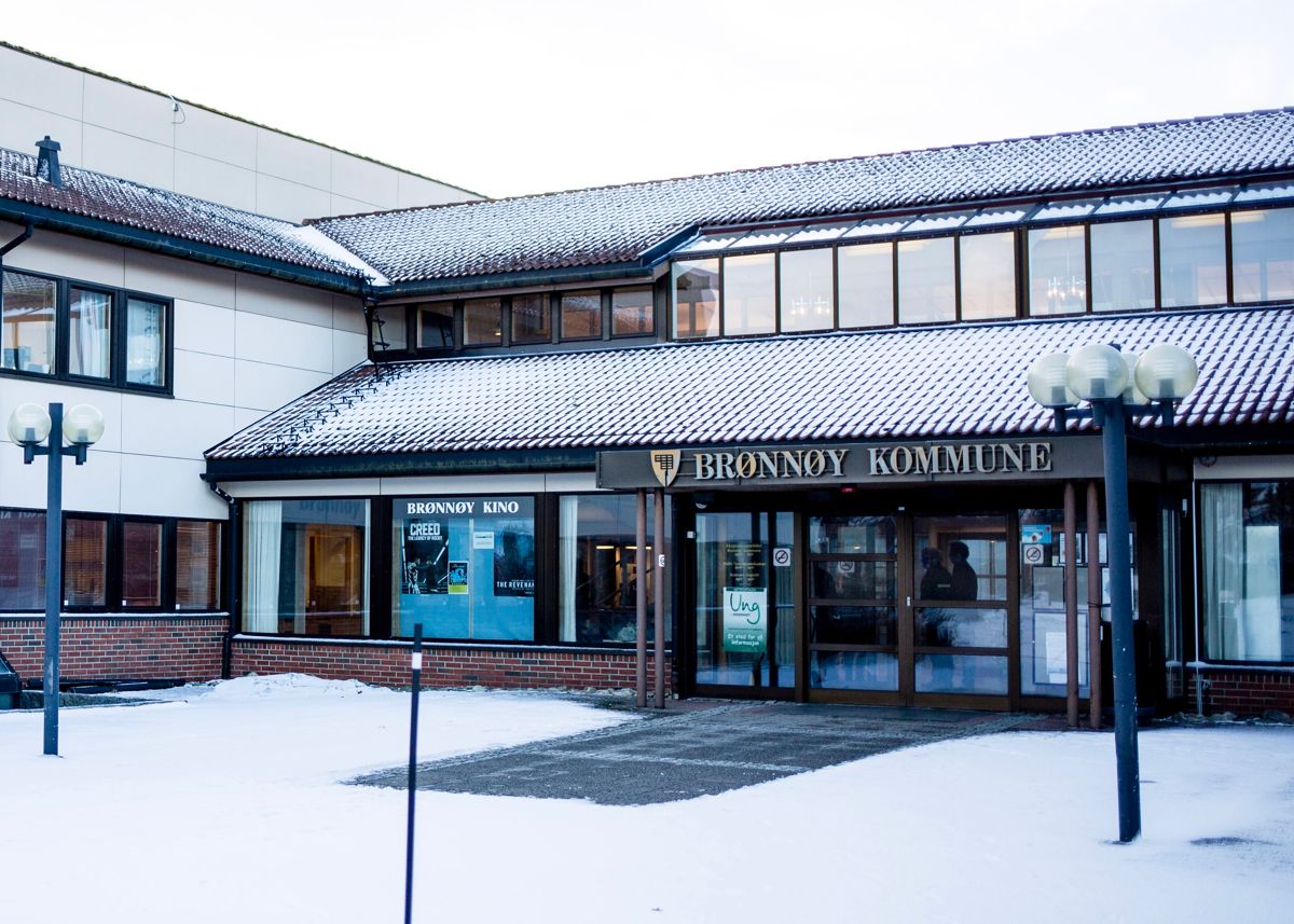En rekke kommunale aktører skal møte i Brønnøy tingrett i et søksmål om korrupsjonsanklager. Den saksøkte er havnesjefen og haveforetakets advokat.