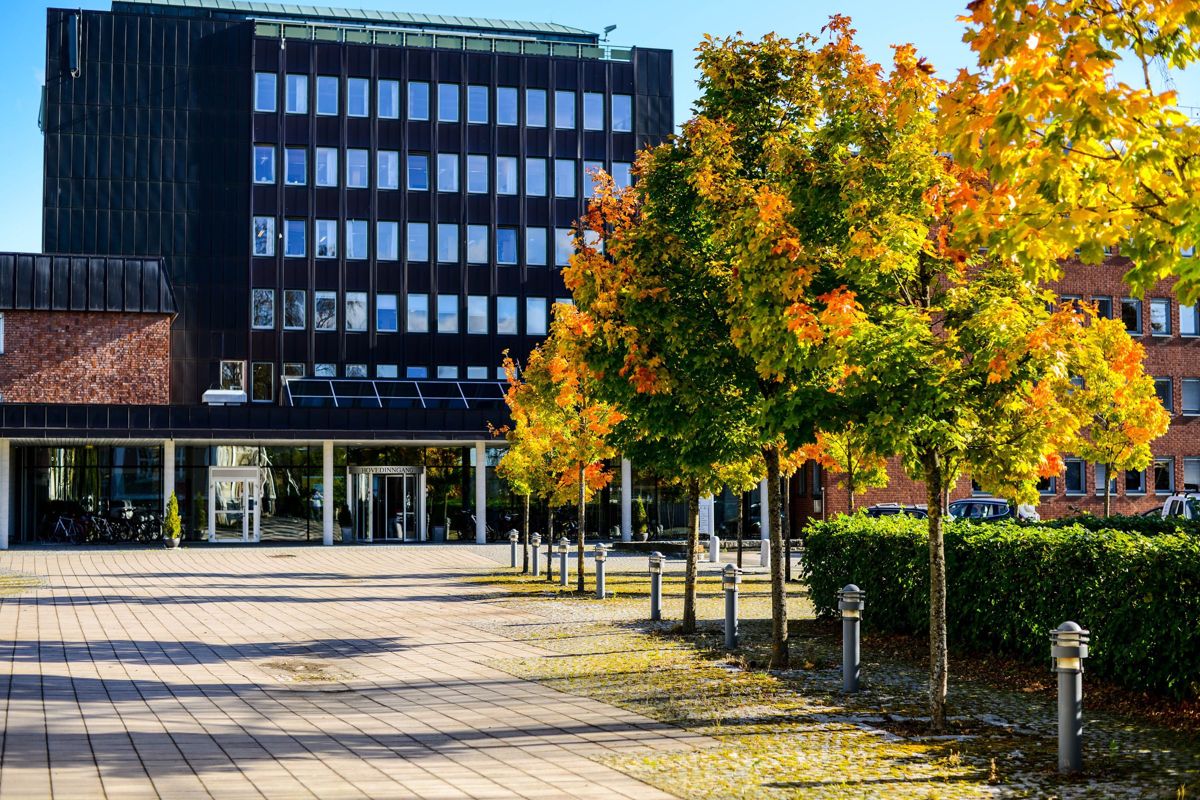 Fylkeshuset i Skien har fått en ny varslingssak. En ansatt varsler om at lederstilen til økonomidirektøren i fylket er kritikkverdig.