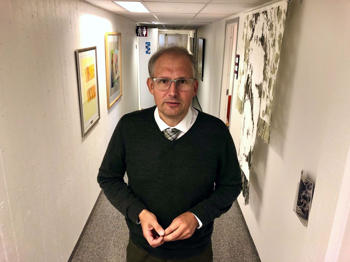 Fylkesordfører Terje Riis-Johansen (Sp) i Vestfold og Telemark ønsker ikke å snakke om de konkrete funnene i varslingsrapporten i saken mot økonomidirektør Rune Terje Hjertaas. Det gjør heller ingen andre i organisasjonen.