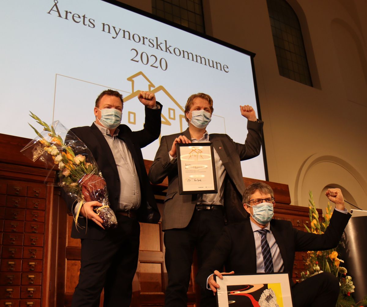 Voss herad er årets nynorskkommune 2020. Her er stabssjef Tor Halvorsen. (t.v.), rådmann Arild M. Steine og ordførar Hans-Erik Ringkjøb.