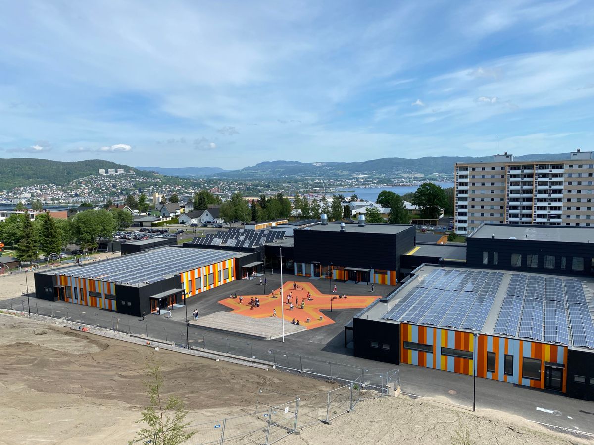 Solcelle- og solfangeranlegg på taket av Fjell skole/Fjell arena (bibliotek, aktivitetshus og flerbrukshall) i Drammen. Solcellestrømmen brukes til å drive en varmepumpe, som lagrer varmen i brønnhull i fjellet, til bruk om vinteren.