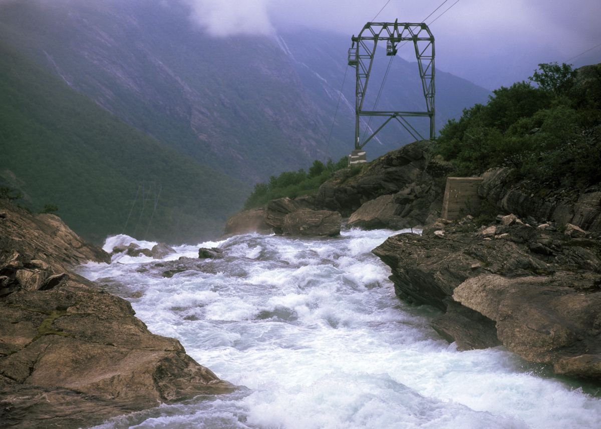 Konsernsjef Olav Linga i Haugaland Kraft vil at myndighetene vurderer vernede vassdrag for utbygging for å sikre mer kraft til Norge.