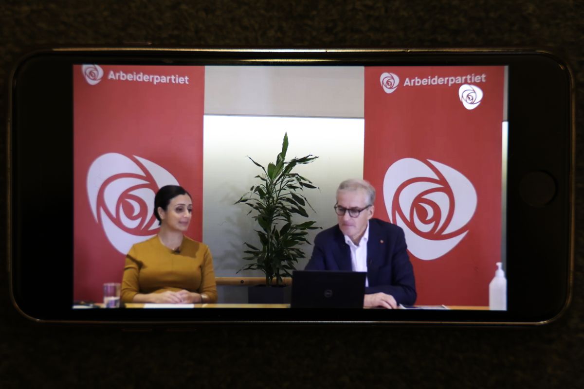 Arbeiderpartiets leder Jonas Gahr Støre og finanspolitiske talsperson Hadia Tajik presenterer det alternative budsjettet på en heldigital pressekonferanse.