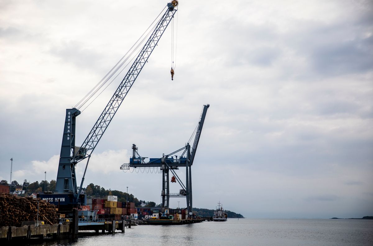 Landsstyret i KS ønsker en plan for å knytte jernbane- og veinettet tettere til havnene, slik at det blir enklere å benytte sjøtransport på deler av strekningen. Bildet er fra konteinerhavna i Moss havn.