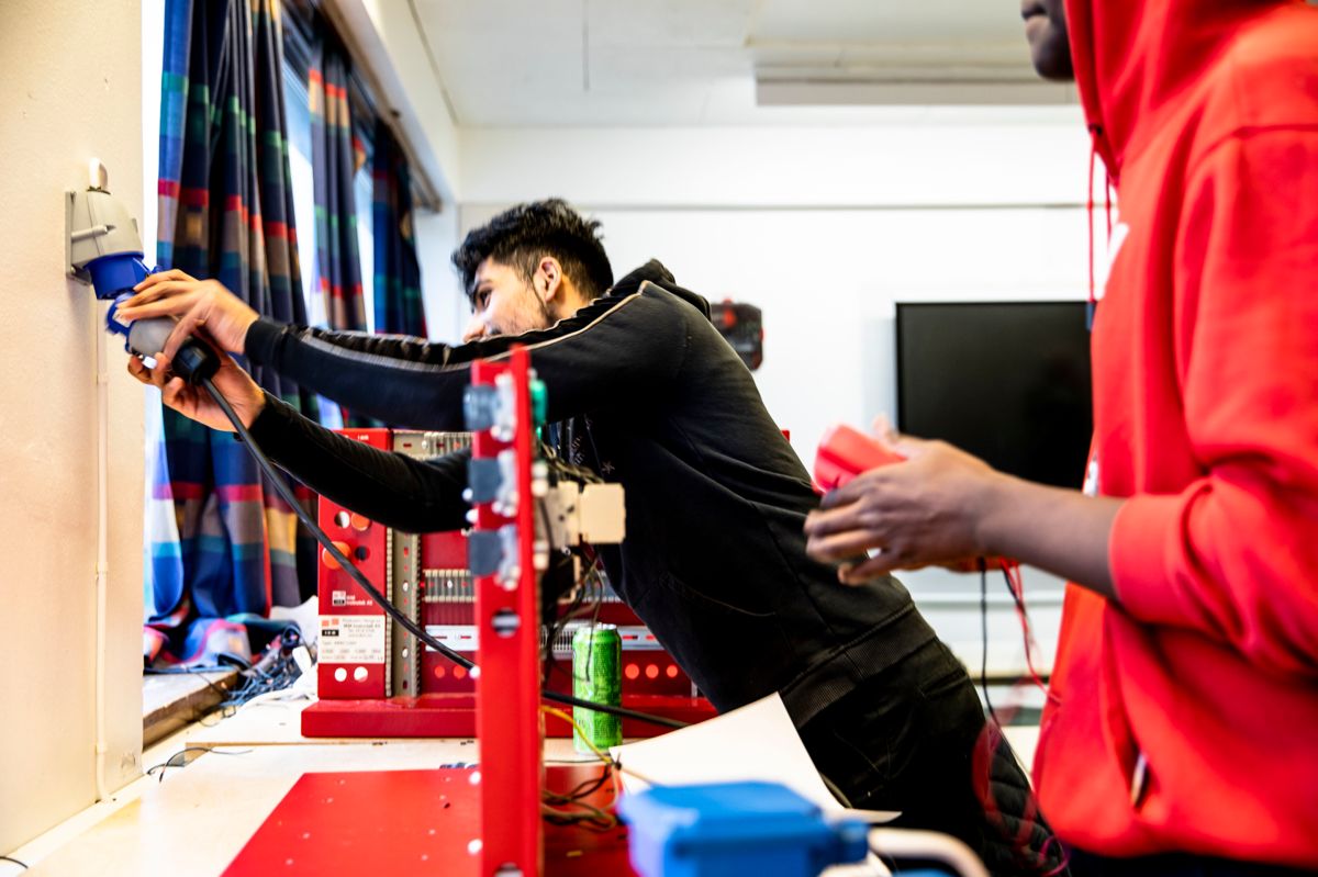 Her fra elektroklassen på Etterstad videregående skole i tiden før koronapandemien. Maaz Hussain (t.v.) og Burak Talha Yayla kobler opp en el-motor.