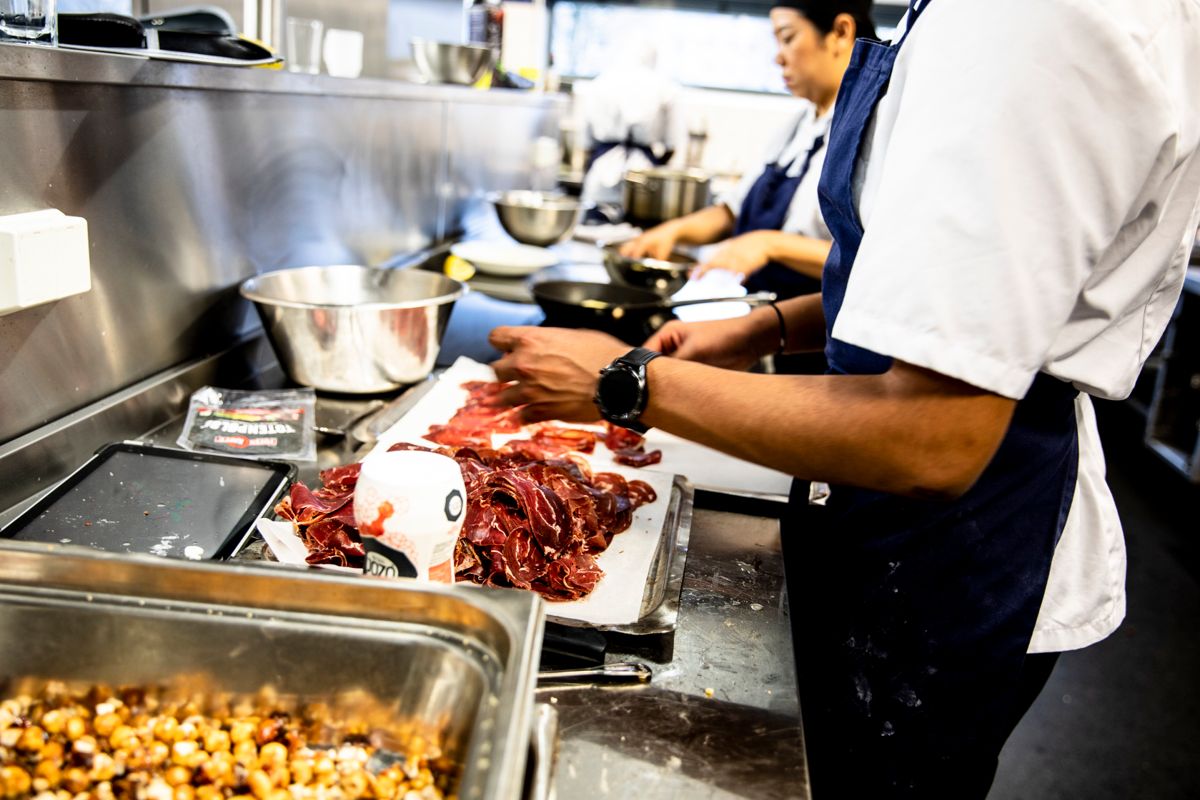 Her fra Etterstad videregående skole i Oslo. Elever får undervisning på kjøkkenet på restaurant- og matfag.