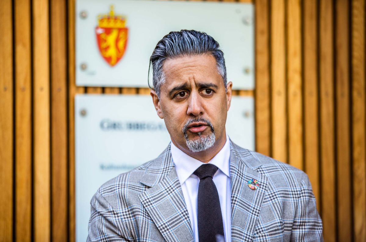 Kulturminister Abid Raja (V) er uenig i kritikken fra KS-leder Bjørn Arild Gram om økende maktkonsentrasjon i kultursektoren.