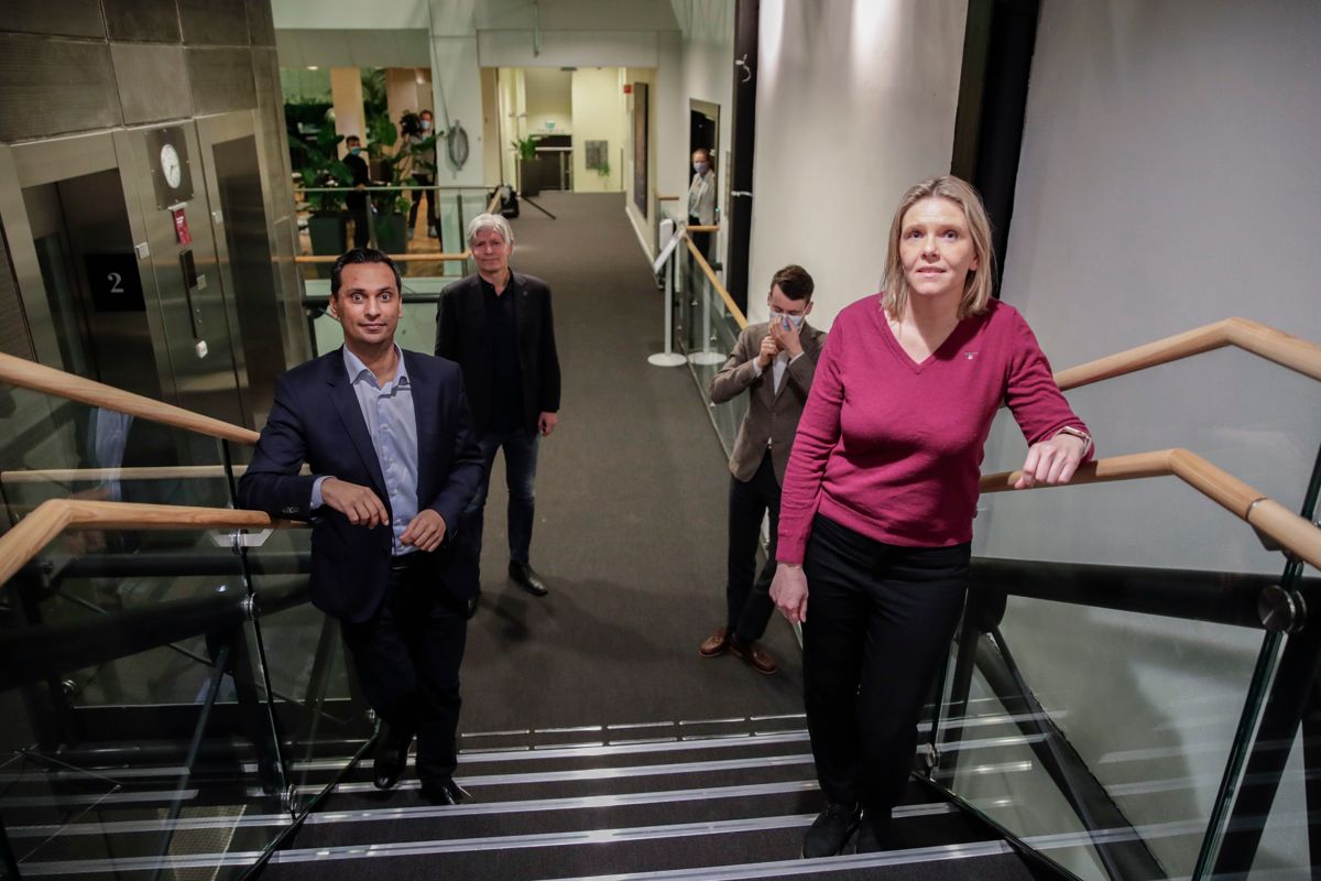 Mudassar Kapur (H), FrPs Sylvi Listhaug, Ola Elvestuen (V) og Tore Storehaug (KrF) stiller opp på bilde under budsjettforhandlinger og forhandlinger om krisepakke på Stortinget søndag kveld.