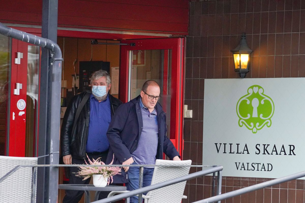 Kommunelege Carl Magnus Jensen (t.h.) med to representanter fra Folkehelseinstituttet som besøkte Villa Skaar Valstad sykehjem i Eidsvoll for å gjennomgå rutinene etter at ni beboere er døde av koronaviruset.
