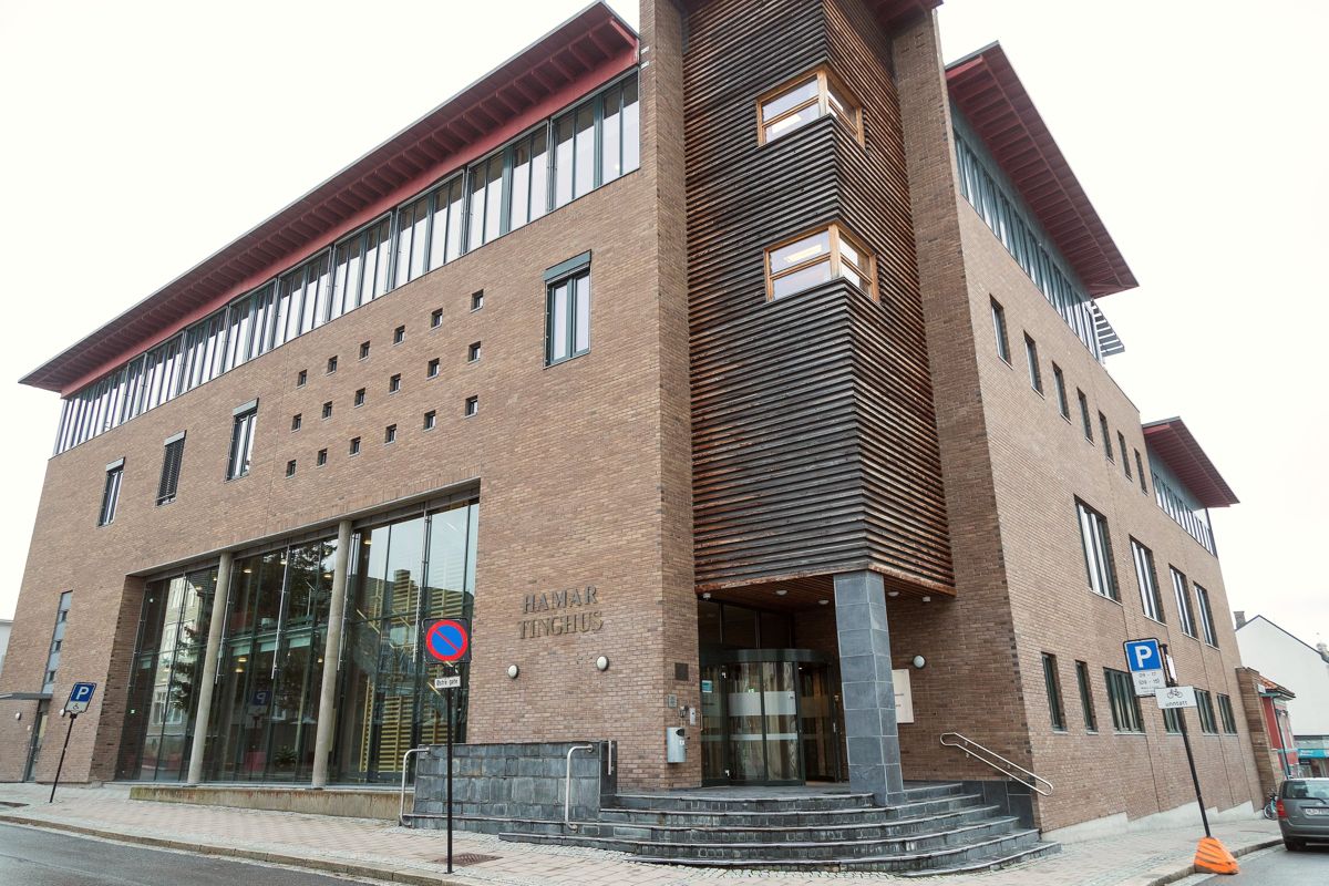Den andre siktede i bedragerisaken mot Tana kommune er fortsatt fengslet. I Hedmark tingrett uttalte han i forrige uke at han tilstår alt.