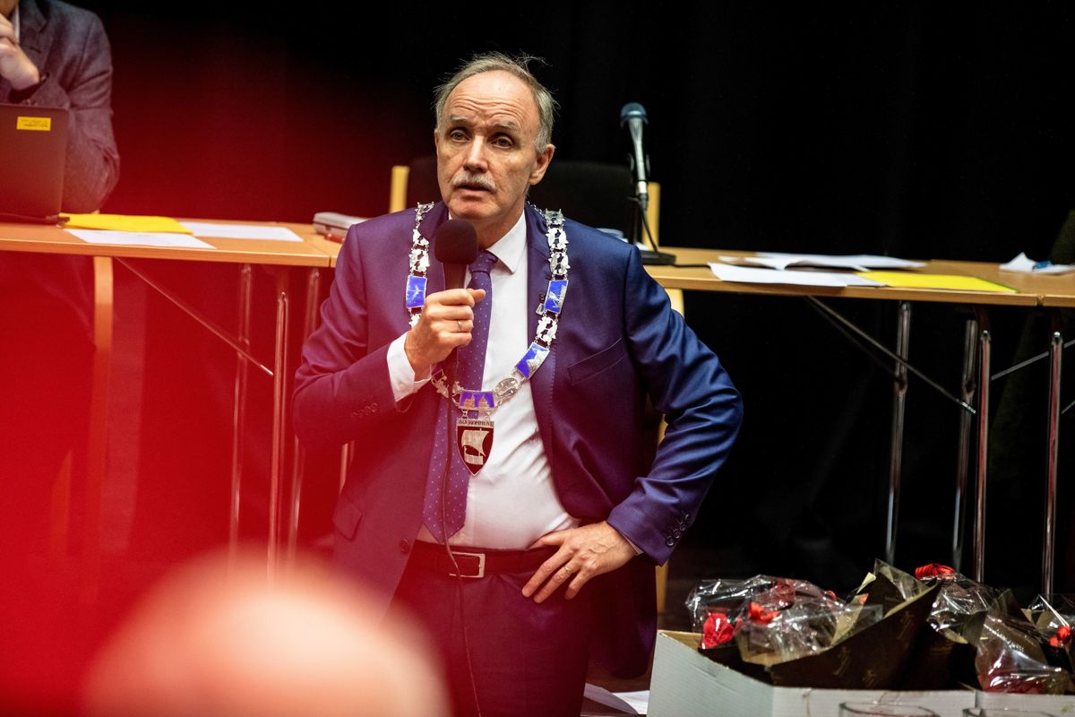 Ordfører Sture Pedersen får en forsikring fra partikamerater i Kommunaldepartementet om at tapet ikke skal bli for stort dersom skattestuntet feiler. Dette informerte han kommunestyret om i dag.