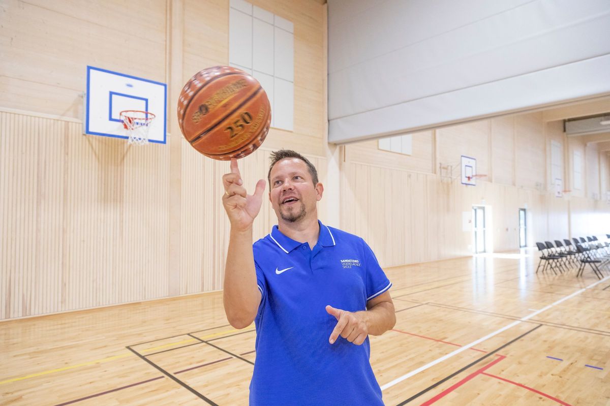 NY HVERDAG: Hallen har gitt både lærere og elever en helt ny opplevelse av kroppsøvingstimene, mener Morgan Liljebäck, avdelingsleder for idrettslinjen ved Sandefjord videregående skole. (Foto: Fredrik Naumann/Felix Features)