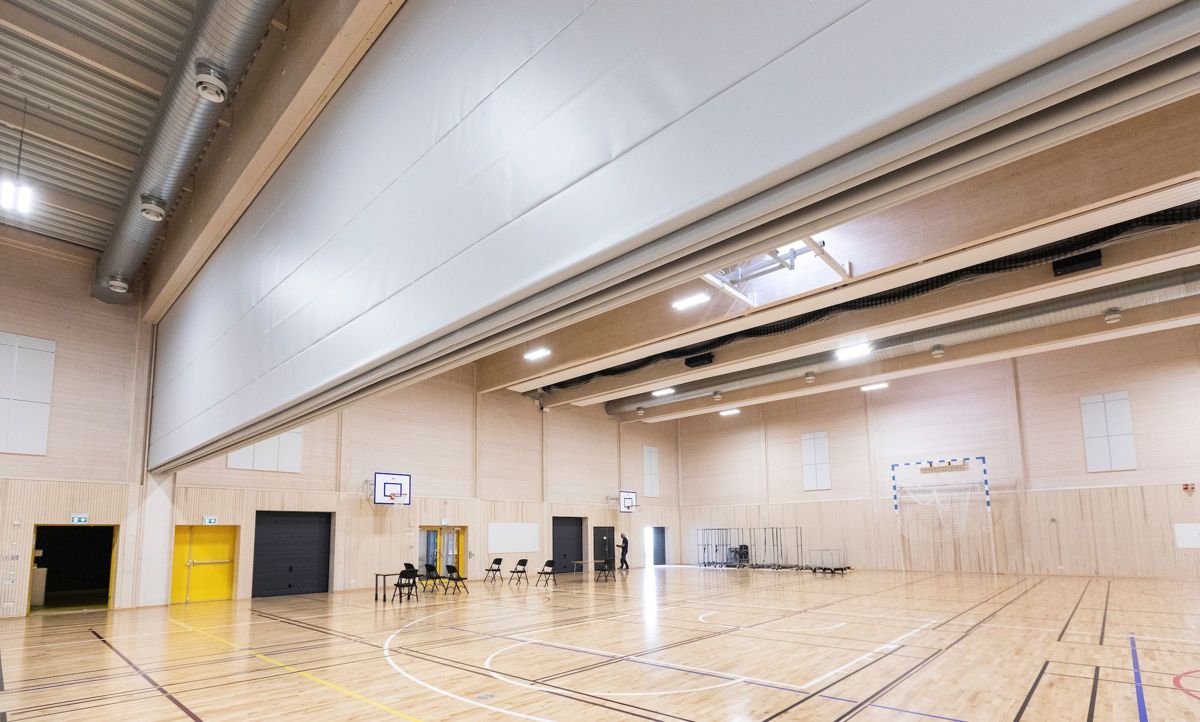 SKILLEVEGG: Tre slike skillevegger deler hallen. I motsetning til skilleveggene i den gamle gymsalen, slipper ikke lyd gjennom disse. (Foto: Fredrik Naumann/Felix Features