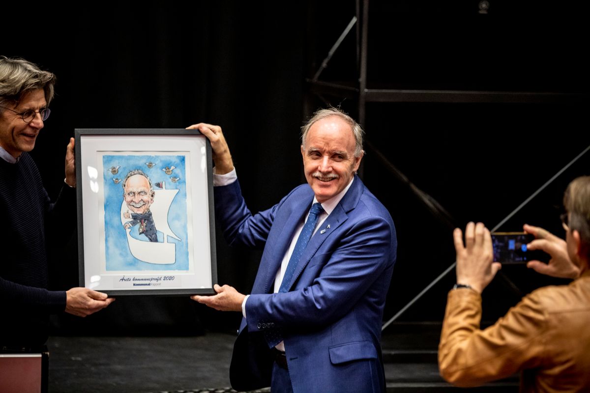 Her mottar ordfører Sture Pedersen prisen som Årets kommuneprofil 2020.