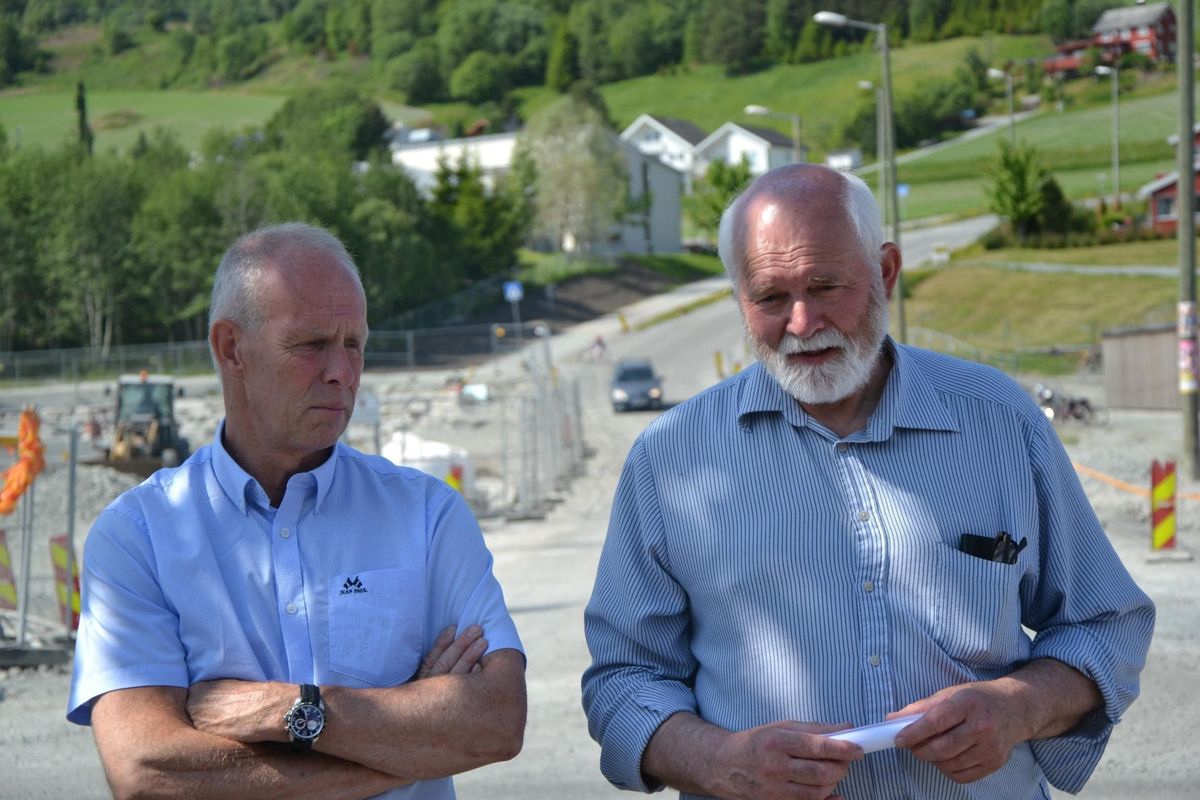 Her er Jan-Yngvar Kiel (til venstre) og Jon P. Husby fotografert mens de ennå var rådmann og ordfører i Skaun. Mot slutten av Husbys periode var samarbeidet preget av mistillit og konflikt.