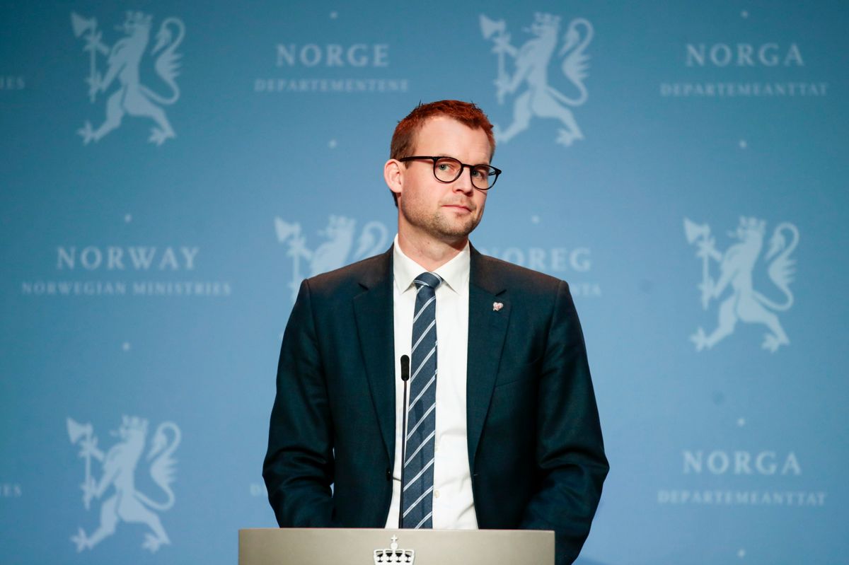 Barne- og familieminister Kjell Ingolf Ropstad (KrF) er fornøyd med at tjenestetilbudet til barn og ungdom under koronapandemien er i ferd med å nå normalt nivå.